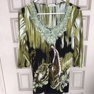 First choice pull over T-shirt, V-neck embellished with pearls and lace green